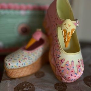 Hot chocolate platform Mary Jane’s.